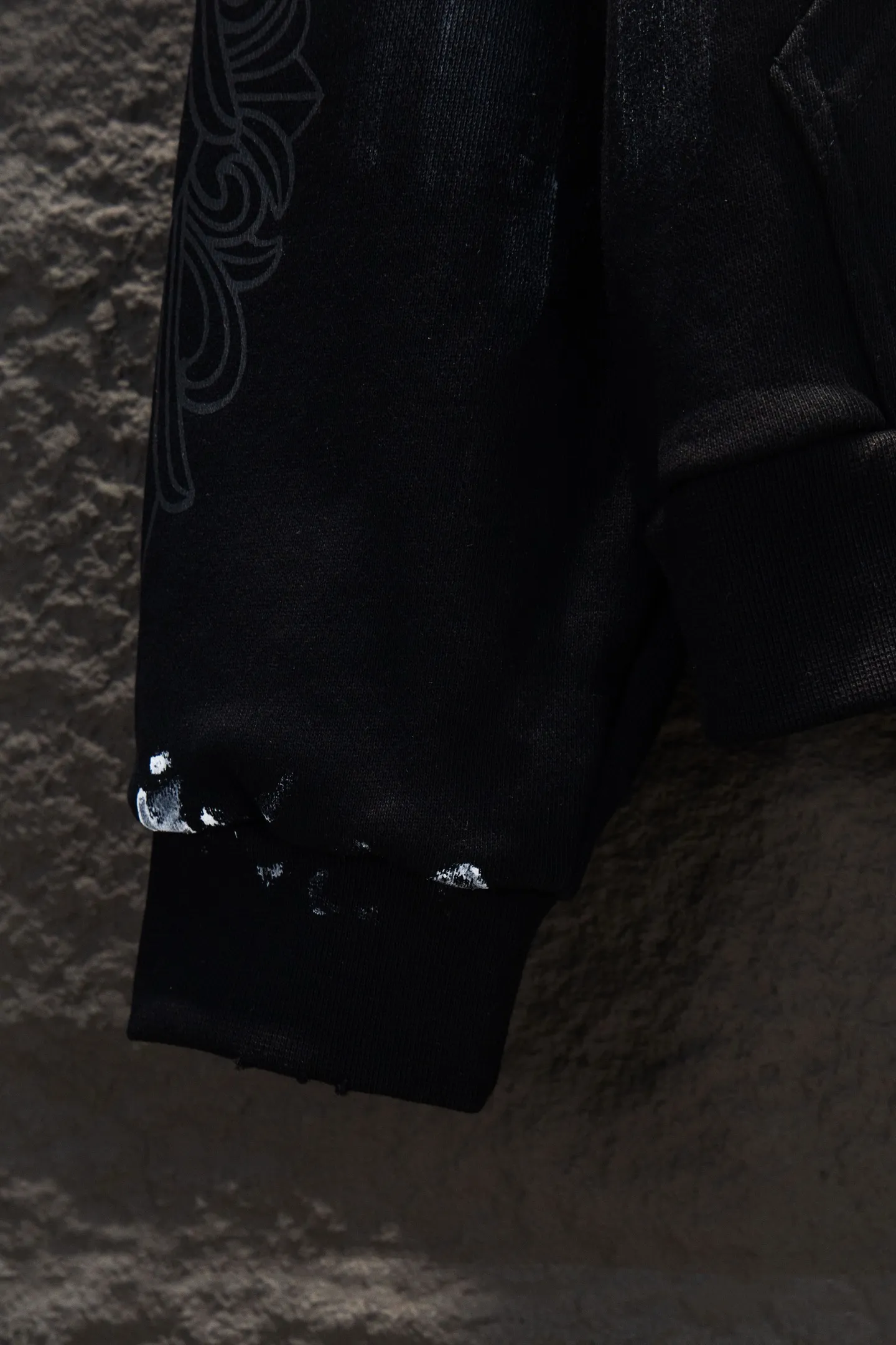 P400 🆕Chrome hearts heavy-duty new graffiti zipper jacket. The os version is really charming. The Chrome family is really unique. Every new season has the best version. It is very practical and can be worn casually. Nice✔️ - ⚠️100% cotton. Made of custom-dyed terry cotton sweatshirt surface, 500g double-ply double yarn, comfortable to the touch. Made from imported knitting needle carded cotton, the thickness is moderate, drapey and contoured, making the upper body comfortable! ! It is very tolerant to fat body types and can instantly lose five pounds after wearing it!  The front cuffs and back chest are made of direct-injection printing environmentally friendly glue material, using a mechanized printing process. Mechanical printing has high precision, the positioning accuracy can reach ±0.02mm, and the quality is stable. Front and back leather label elements# Embroidery Imported Tajima high-density heavy-duty leather embroidery technology Three-dimensional fonts Adding distressed elements to the body greatly increases the interest of the clothing; unique visual effects.  Hem Loose closing Double-layer fabric Good closing effect Exquisite hemming Color: Black Size: S-M-L-XL